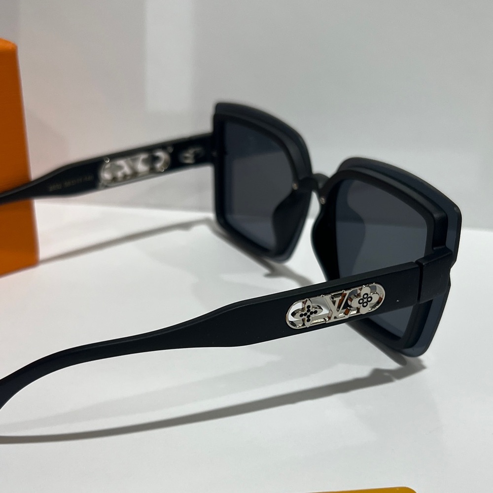 Louis Vuitton Black Square Sunglasses with Dark Gray Lenses - Picture 7 of 9